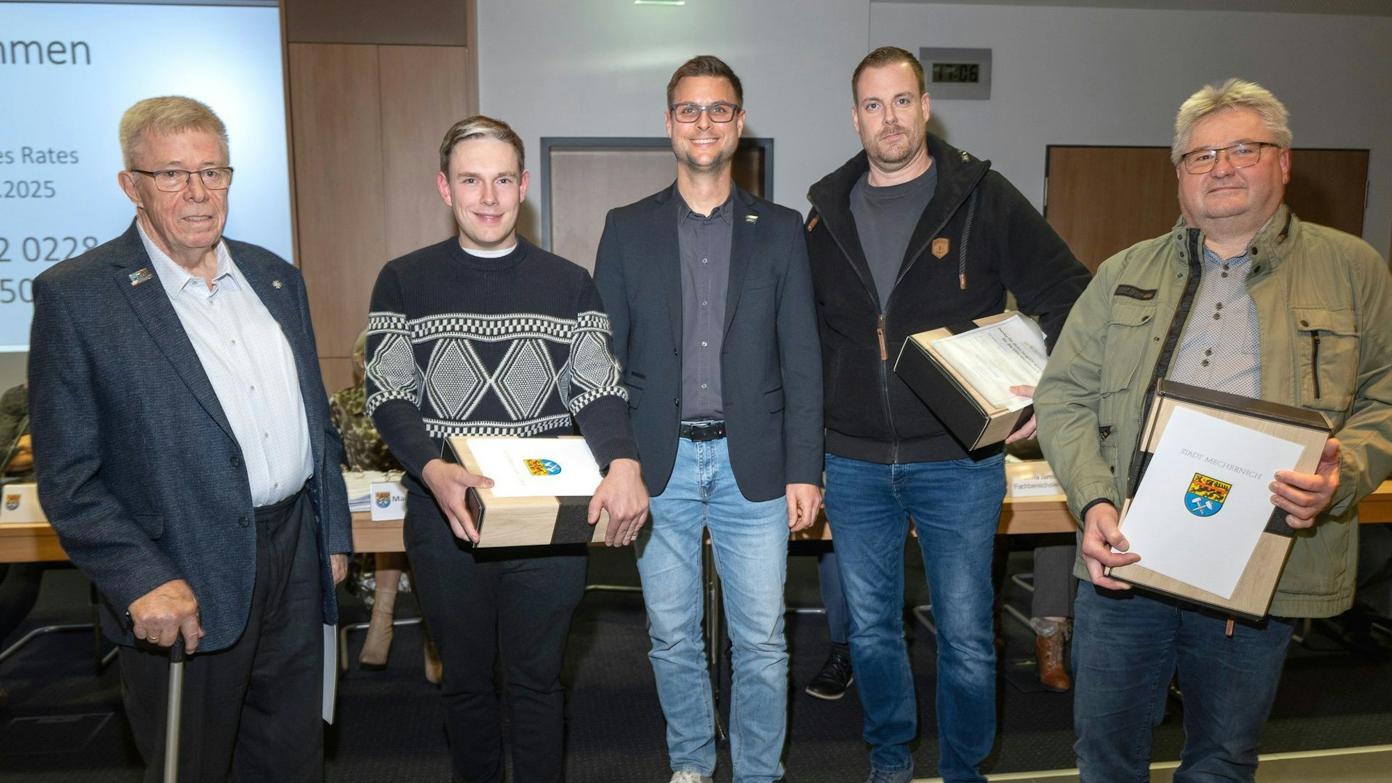 Bürgermeister Michael Fingel (Mitte) mit vier weiteren Männern im Mechernicher Ratssaal.
