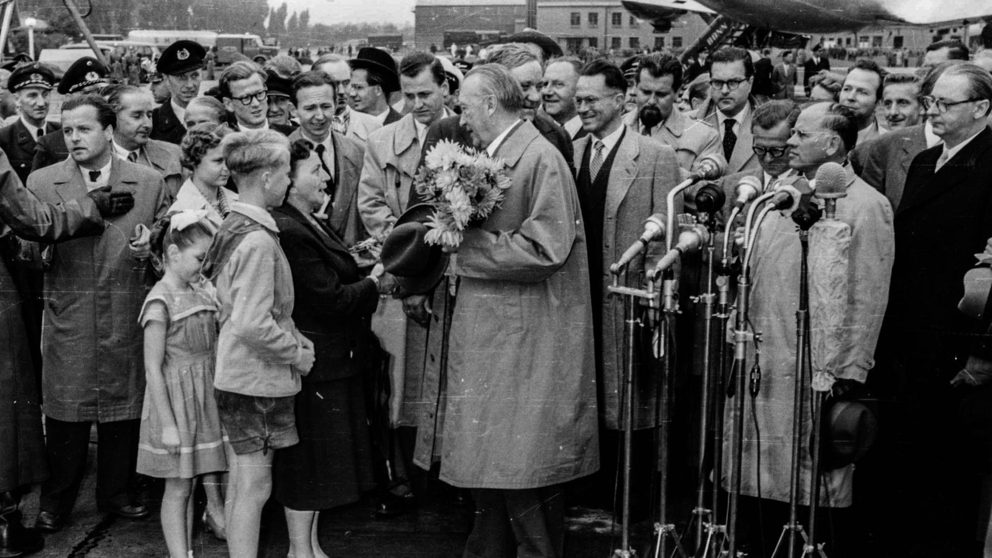 Köln - Konrad Adenauer - Bei seiner Ankunft am 14.09.1955 auf dem Flughafen Köln-Bonn wurde der Bundeskanzler von einer Mutter begrüßt, deren Sohn noch in Kriegsgefangenschaft ist.