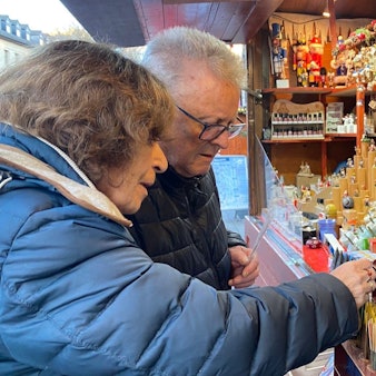 Zu sehen sind eine Frau und ein Mann, die bunte Räucherstäbchen betrachten.