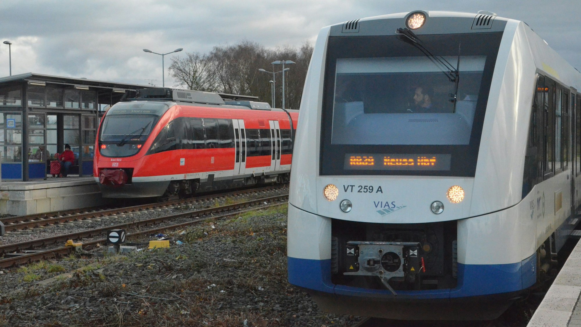 Zwei Züge im Bahnhof von Bedburg.