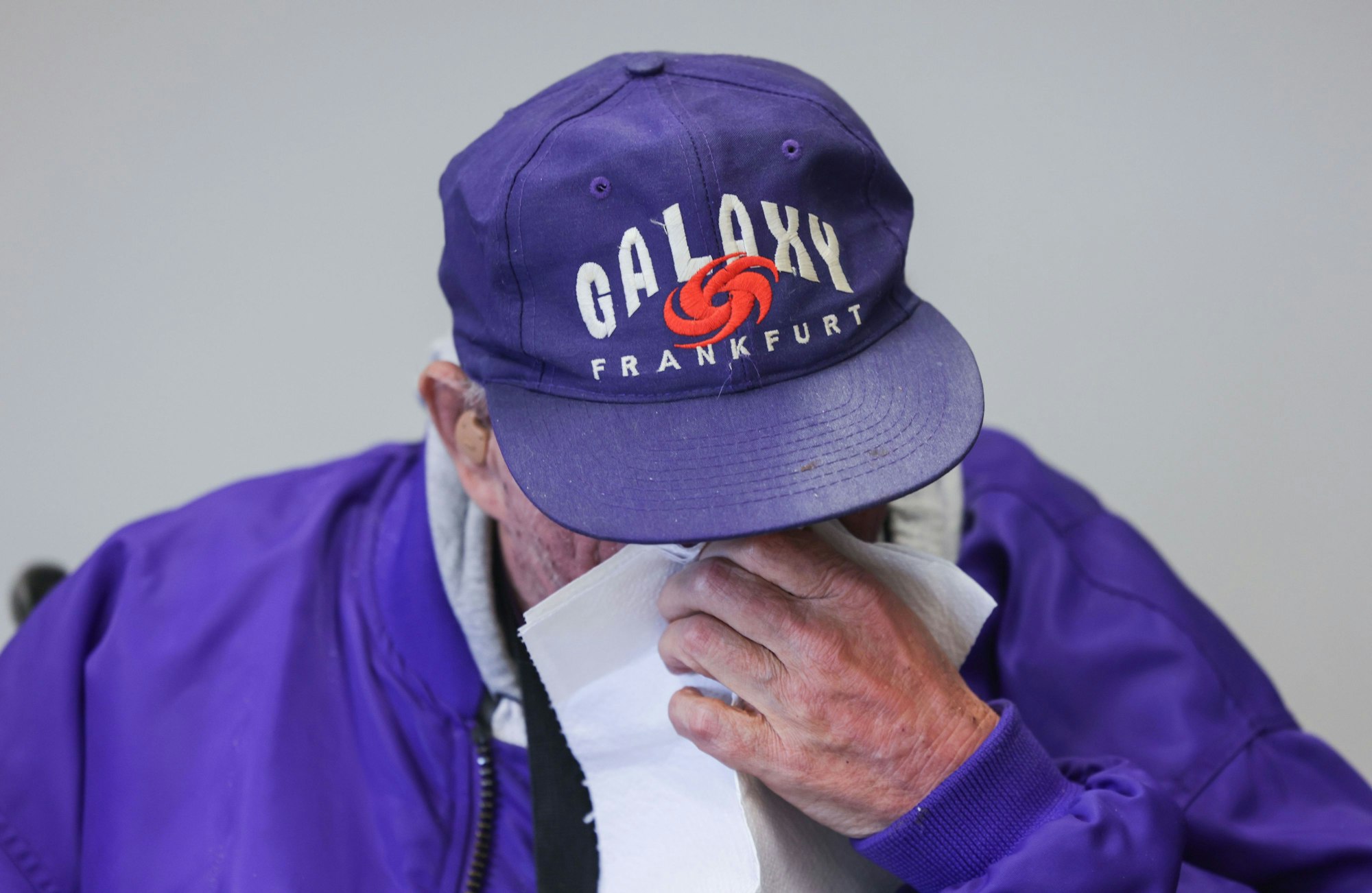 Köln: Der Kölner „Hardy“ (Name geändert) trocknet sich das Gesicht auf einer Pressekonferenz zur Entschädigungsforderung über eine Million Euro gegen die katholische Kirche.