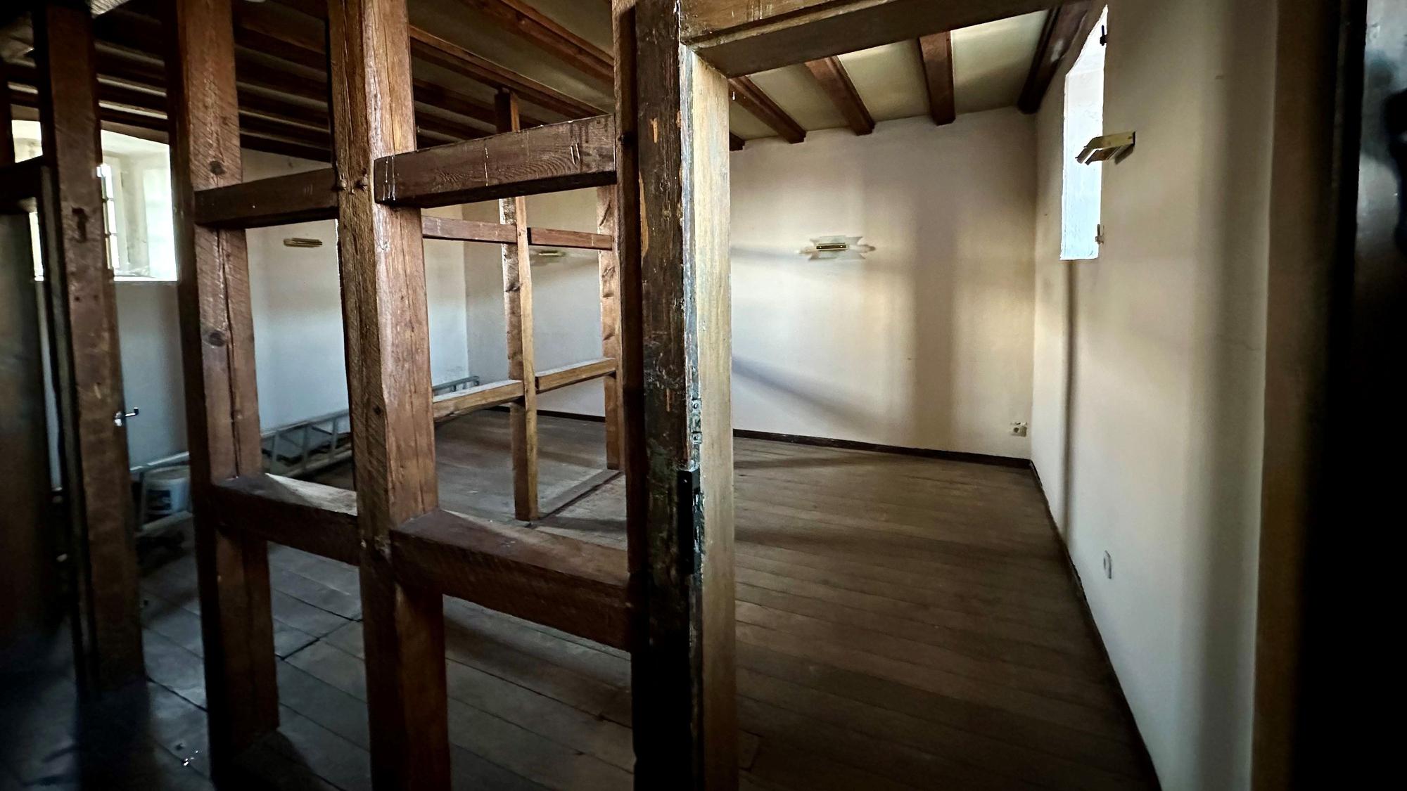Zu sehen ist ein Raum mit Holzkonstruktionen.