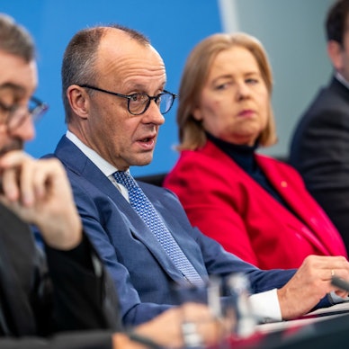 Die Koalitionsspitzen präsentieren nach nächtlichen Beratungen Ergebnisse.