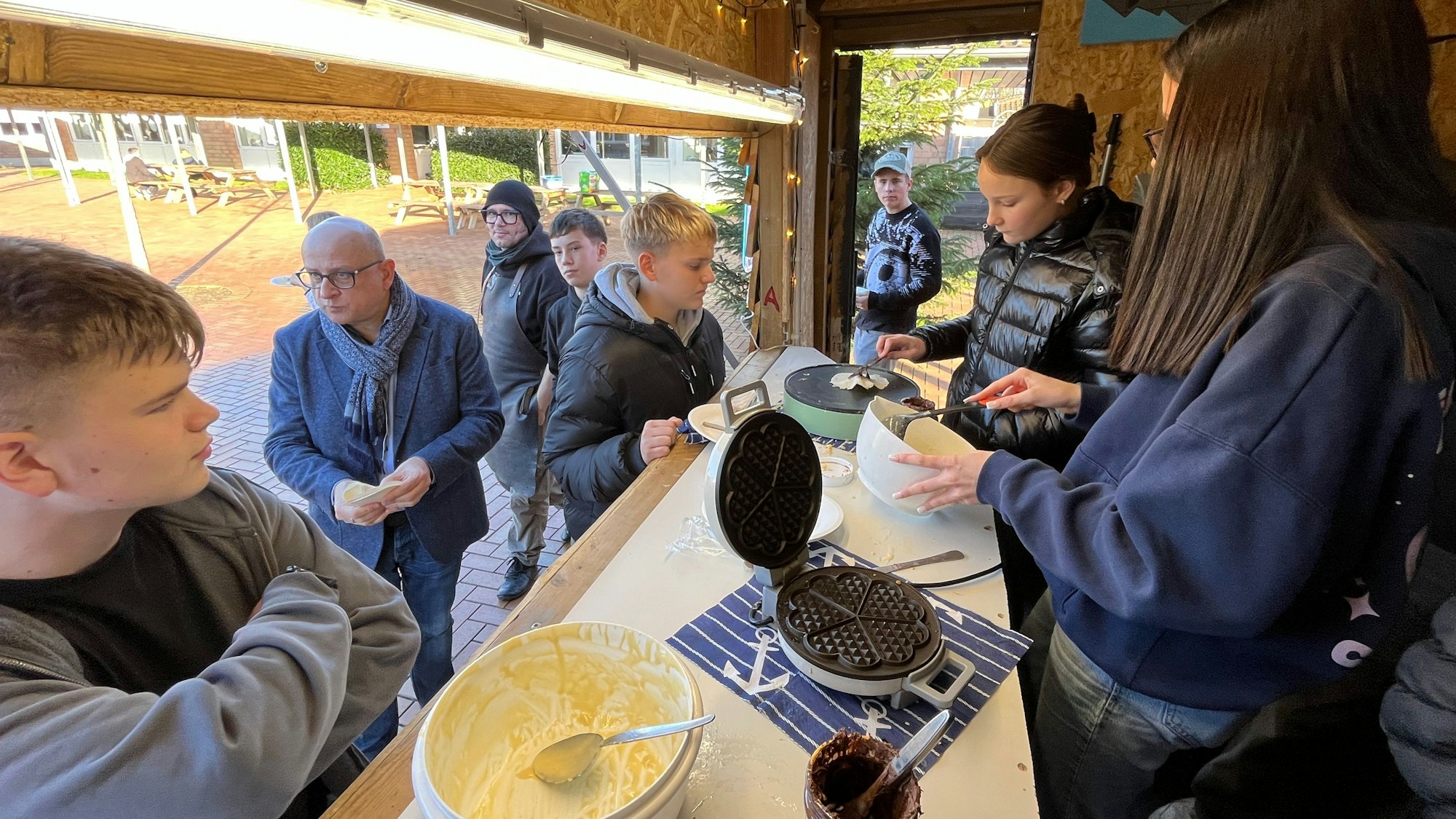 Den Teig für die Waffeln hatten die Schülerinnen und Schüler selber gemacht und mitgebracht.