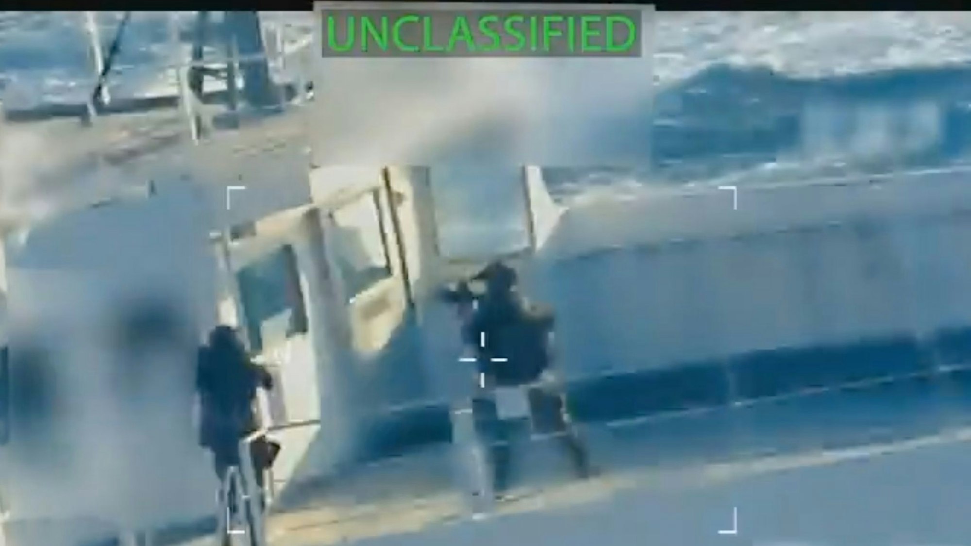 Bewaffnete Soldaten seilten sich auf den Tanker ab.