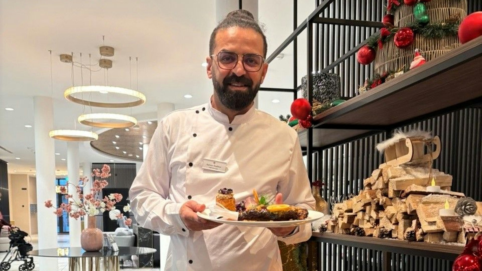 Ein Mann hält einen Teller.