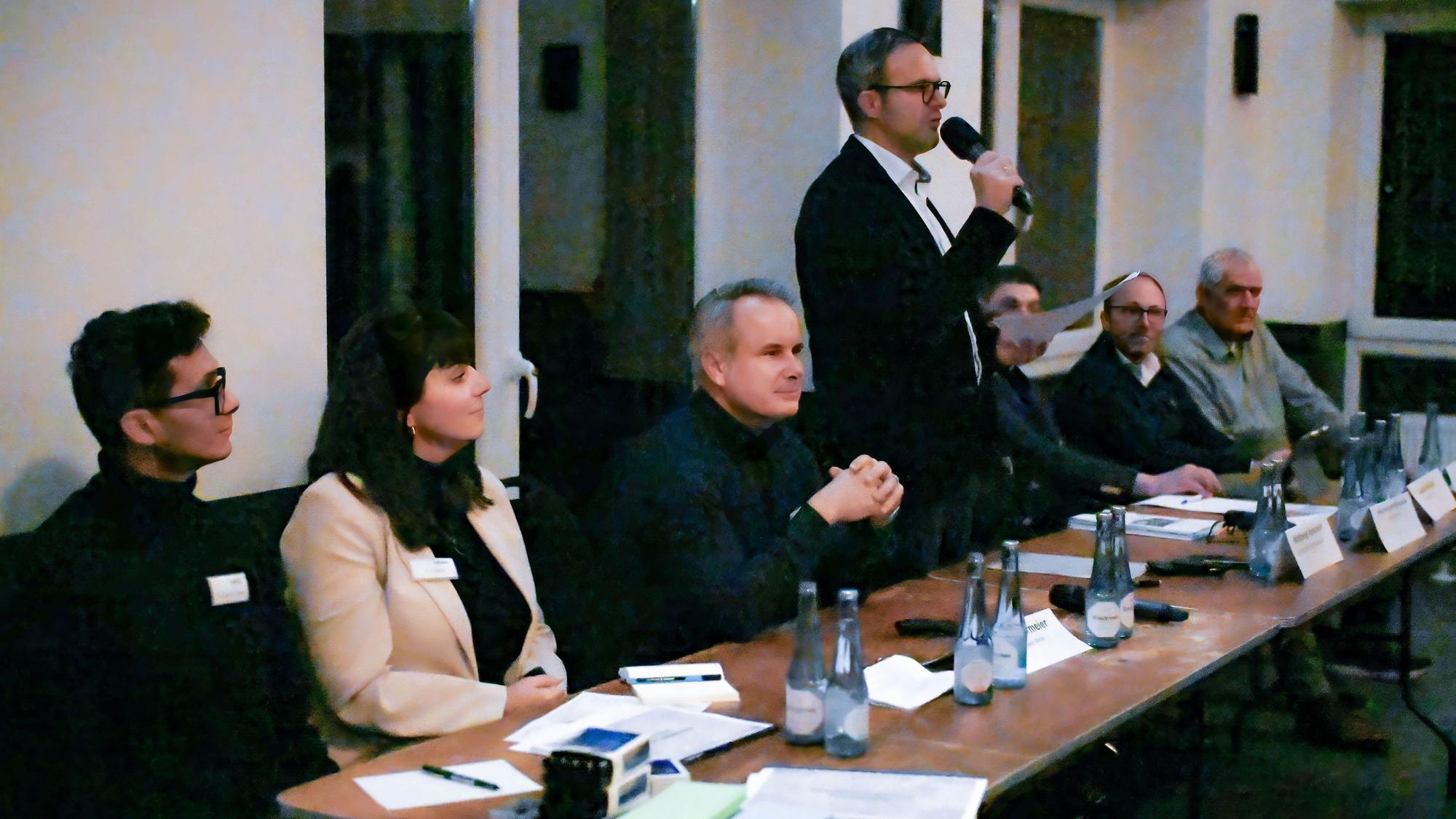 Das Plenum der Veranstaltung, am Mikrofon ist Wolfgang Honecker.