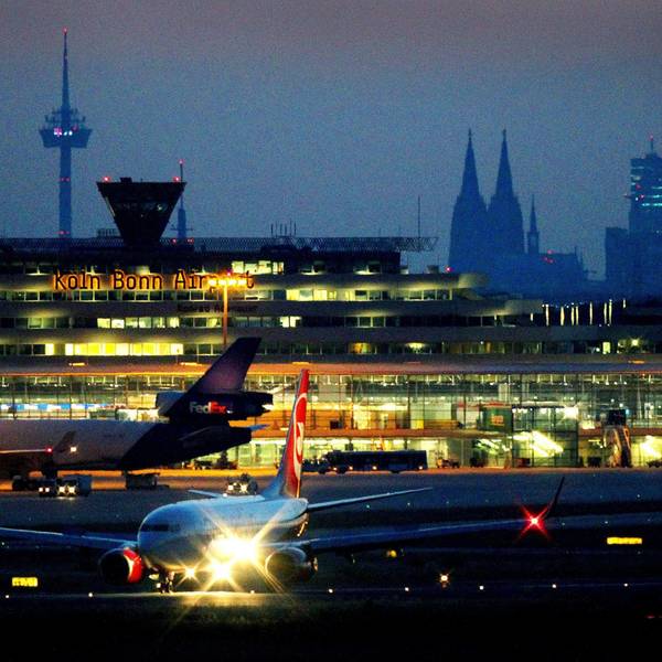 Ein Flugzeug landet am 27.06.2011 auf dem Flughafen Köln/Bonn; im Hintergrund der Dom.