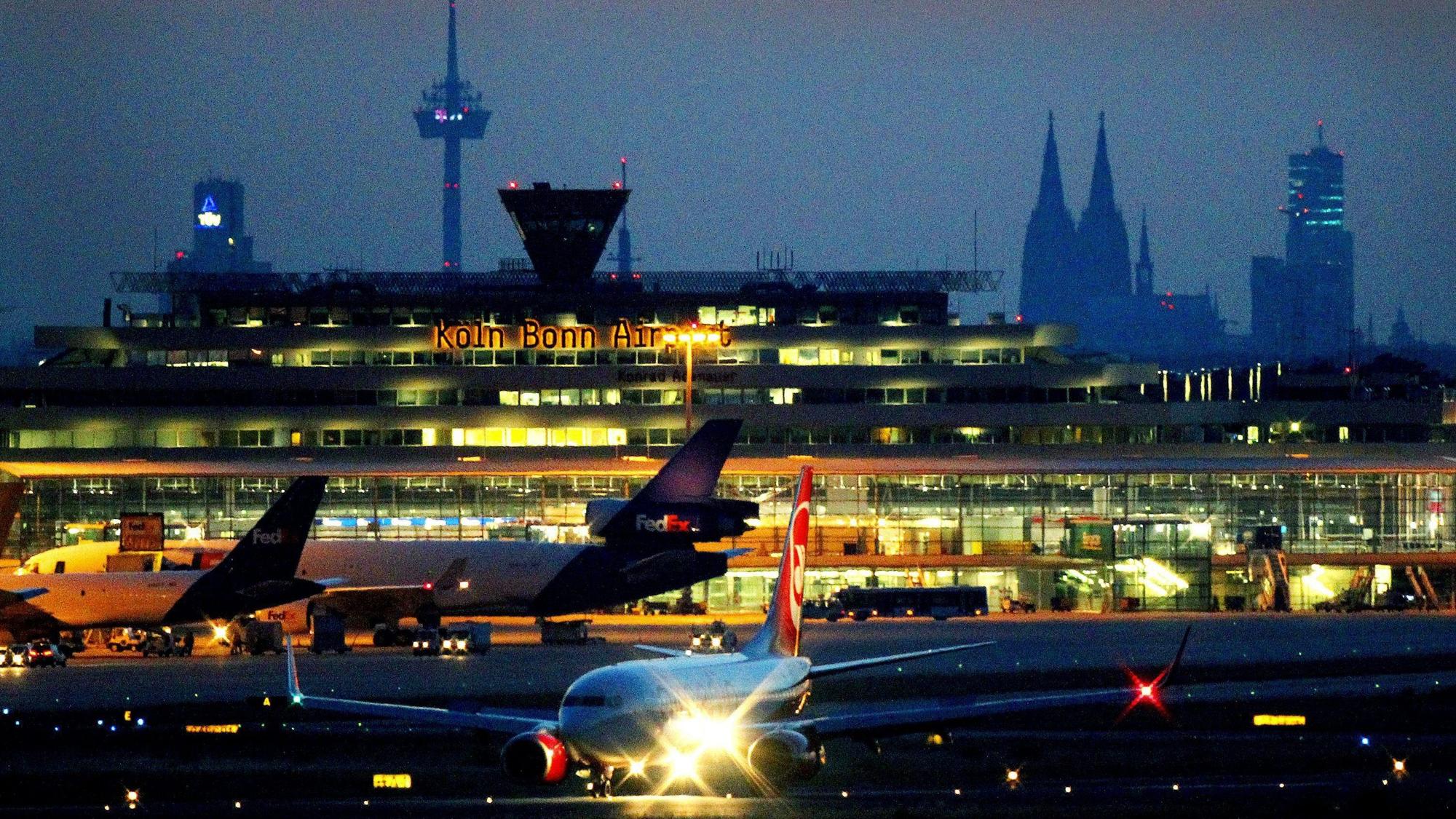 Ein Flugzeug landet am 27.06.2011 auf dem Flughafen Köln/Bonn; im Hintergrund der Dom.