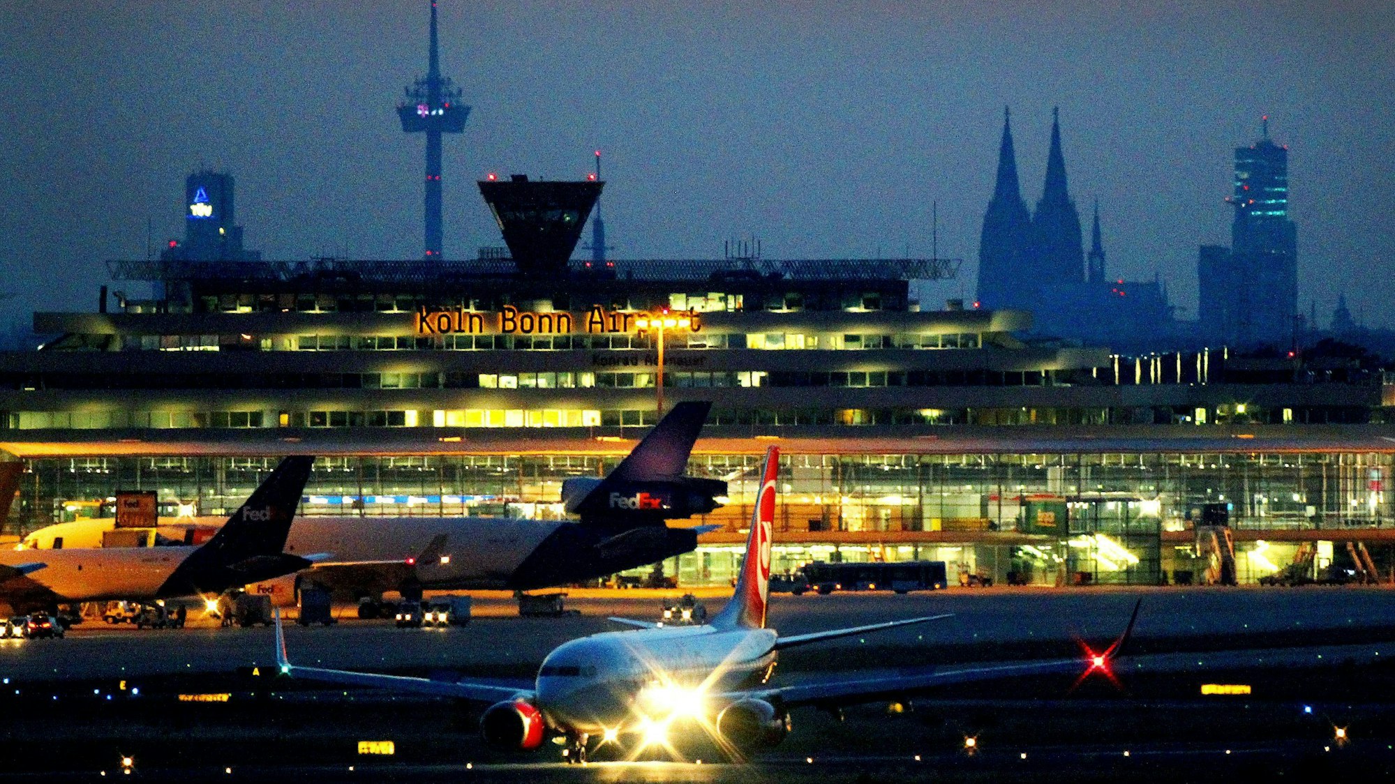 Ein Flugzeug landet am 27.06.2011 auf dem Flughafen Köln/Bonn; im Hintergrund der Dom.