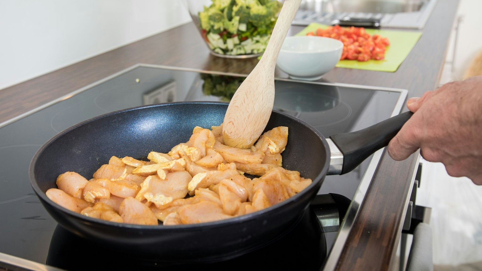 Die meisten Antihaft-Pfannen enthalten PFAS, da ihre Beschichtung aus Fluorpolymeren wie PTFE (bekannt als Teflon) besteht.