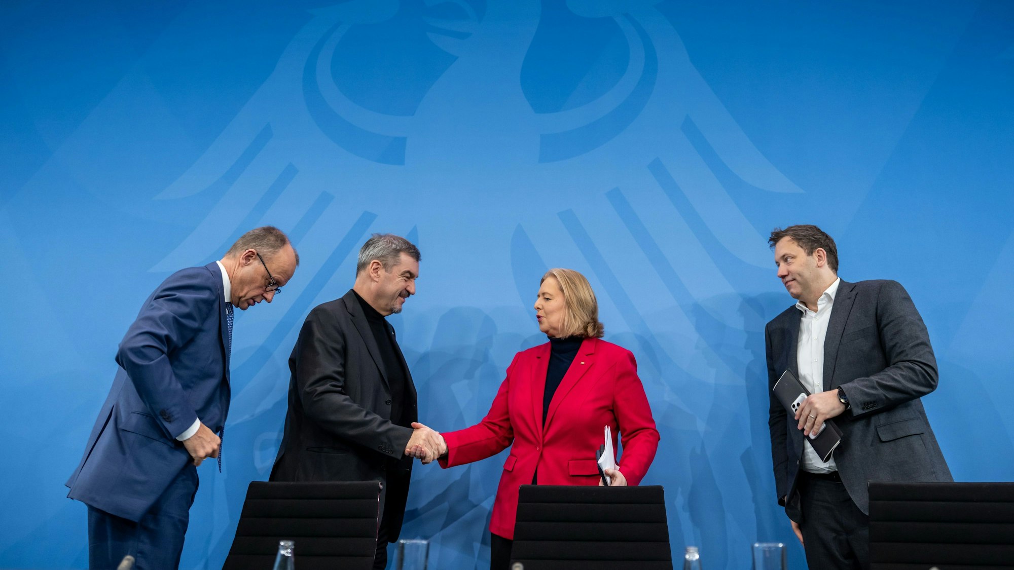 Berlin: Bundeskanzler Friedrich Merz (l, CDU), Lars Klingbeil (r, SPD), Bundesminister der Finanzen, Bärbel Bas (SPD), Bundesministerin für Arbeit und Soziales, und Markus Söder (CSU), Ministerpräsident von Bayern und CSU-Vorsitzender nehmen an der Presseunterrichtung zu den Ergebnissen der Beratungen nach dem Koalitionsausschuss im Kanzleramt teil.