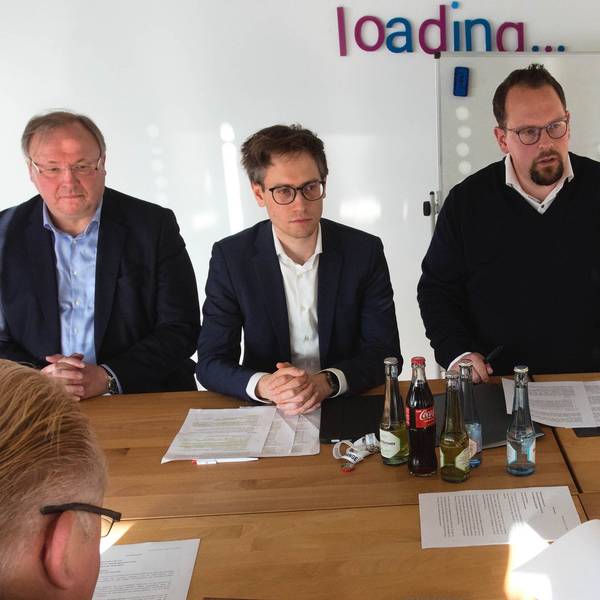 von links nach rechts zu sehen sind Thorsten Konzelmann, Sven Lichtmann - beide SPD) - Thomas Jüngst und Birgit Hillrichs - beide CDU-