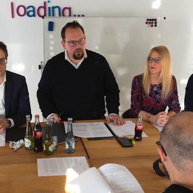 von links nach rechts zu sehen sind Thorsten Konzelmann, Sven Lichtmann - beide SPD) - Thomas Jüngst und Birgit Hillrichs - beide CDU-