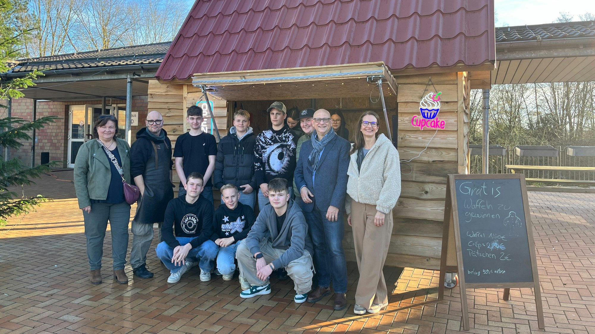 Im Wahlpflichtfach Technik entwickelten, planten und bauten Schülerinnen und Schüler eine Hütte, aus der heraus verkauft werden kann.