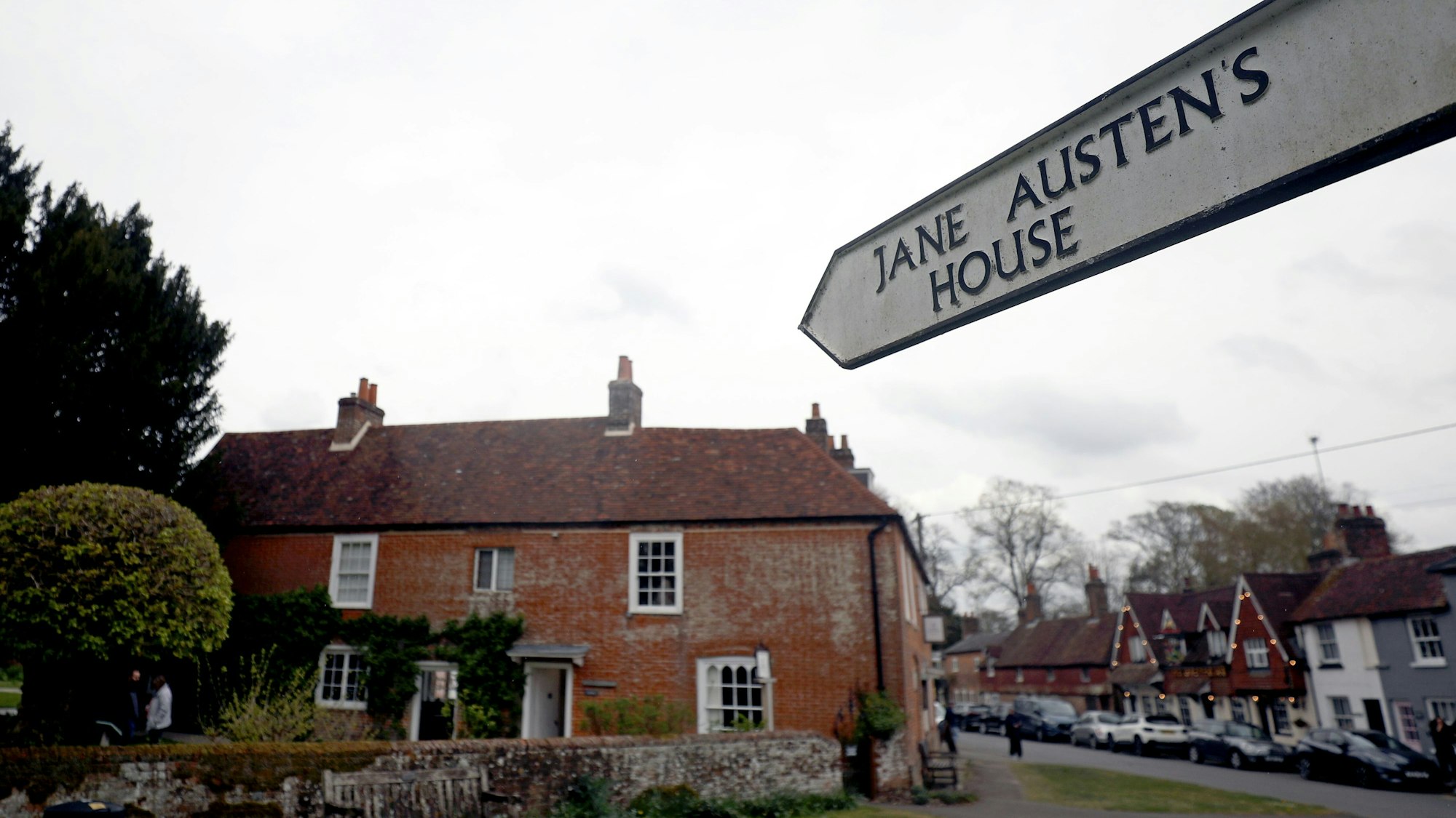 Ein Schild verweist auf Jane Austen's House in Chawton, Hampshire in Großbritannien.