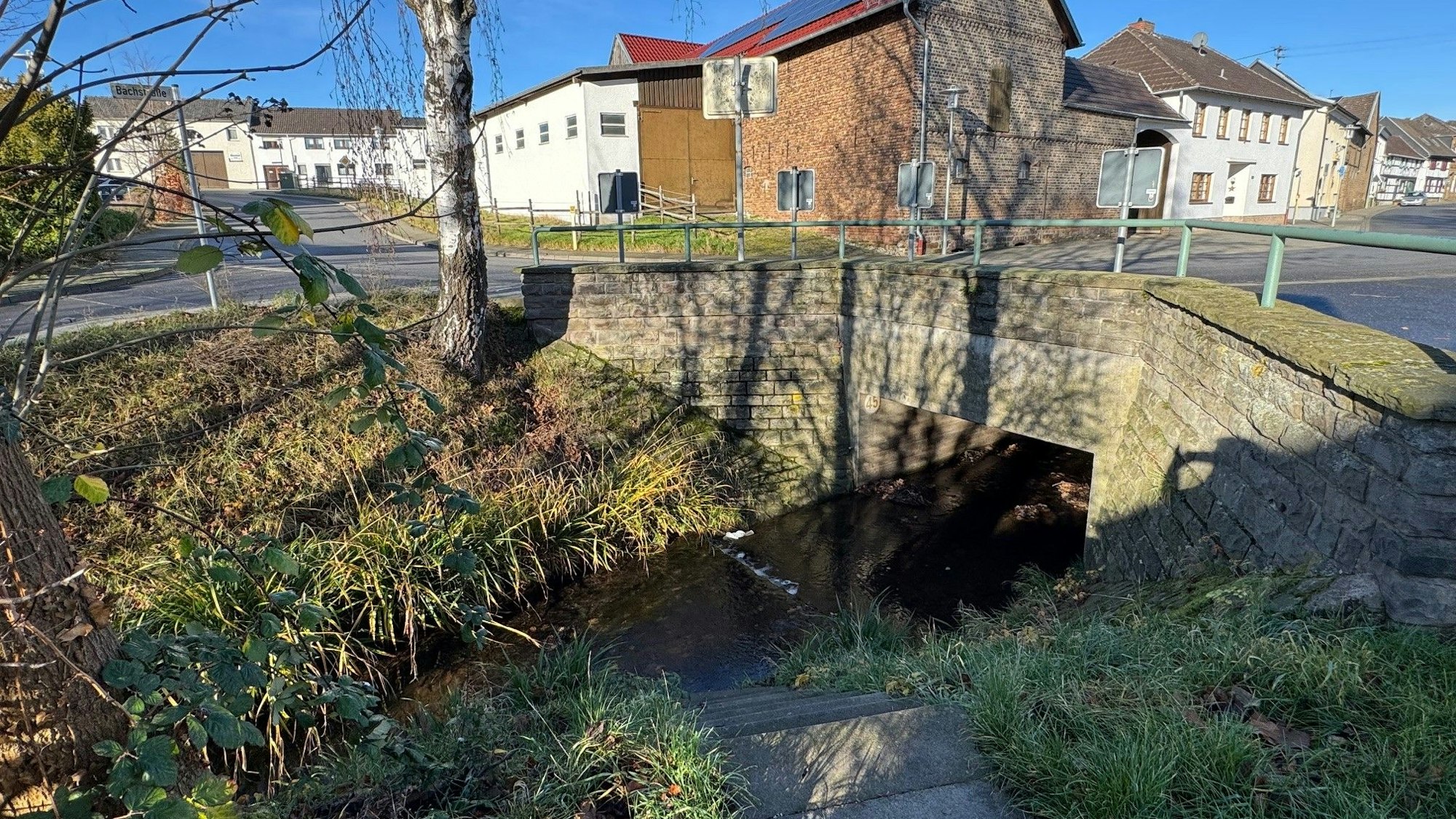 Der Altendorfer Bach fließt durch den alten Ortskern.
