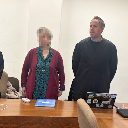 Eine 67-jährige Odenthalerin steht zwischen ihren Verteidigern vor dem Kölner Landgericht.