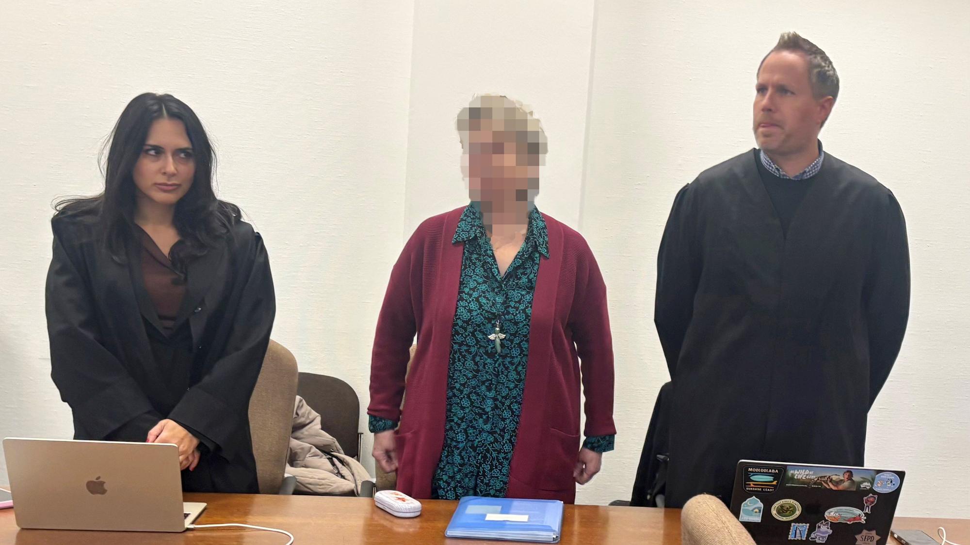 Die Angeklagte steht mit ihrer Verteidigung vor Gericht.