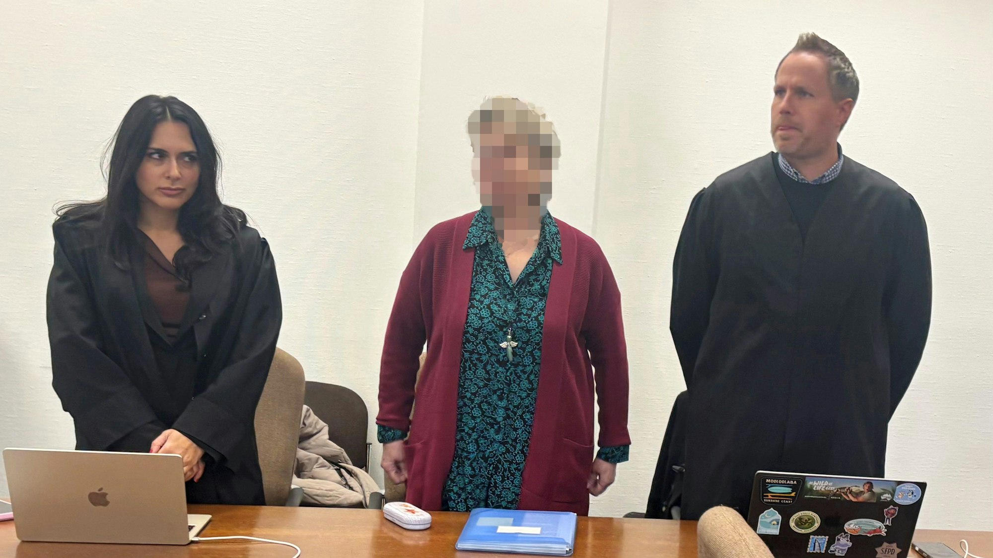 Die Angeklagte steht mit ihrer Verteidigung vor Gericht.