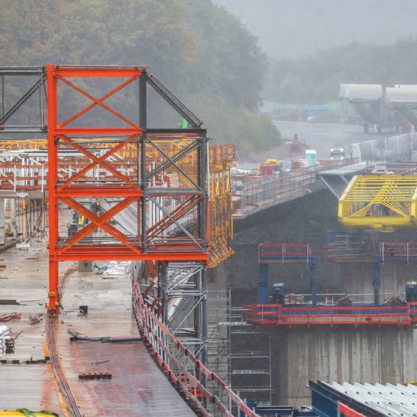 Aussicht auf die Baustelle der neuen Rahmede-Talbrücke, aufgenommen von einer Aussichtsplattform im Oktober 2025.