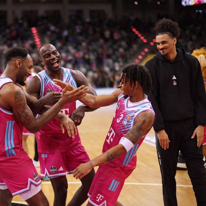 Zeit für ein Tänzchen hatten die Bonner Jeff Garrett, Tylan Birts und Zachery Cooks (von links) nach dem verdienten Sieg.