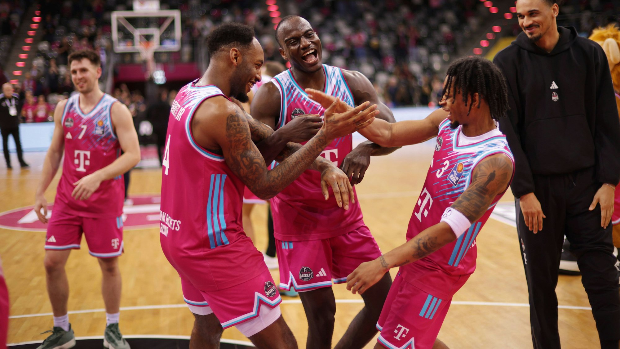 Zeit für ein Tänzchen hatten die Bonner Jeff Garrett, Tylan Birts und Zachery Cooks (von links) nach dem verdienten Sieg.