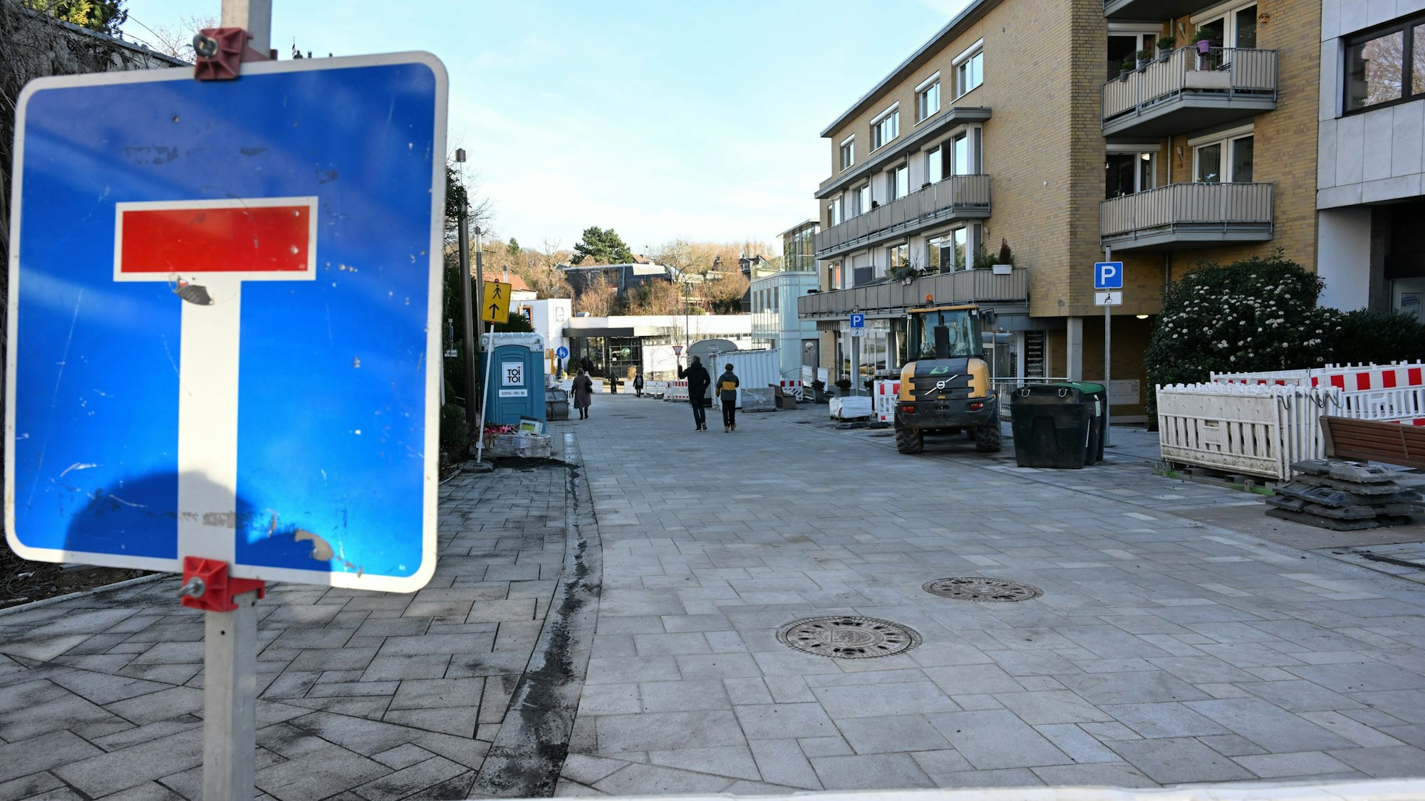 Das Foto zeigt ein Sackgassen-Verkehrszeichen auf der Schloßstraße in Bensberg