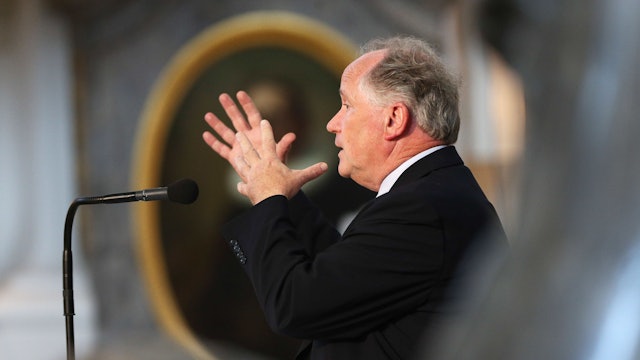 Heiner Flassbeck, Chef-Volkswirt Welthandels- und Entwicklungskonferenz (UNCTAD), spricht am 03.05.2013 auf dem Kirchentag in Hamburg bei einer Podiums-Diskussion zum Thema "Wer regiert das Geld? Gestalten statt Spekulieren - Soziale Marktwirtschaft im Griff der Finanzmärkte" in der Hauptkirche Sankt Michaelis (Michel). Foto: Christian Charisius/dpa ++ +++ dpa-Bildfunk +++