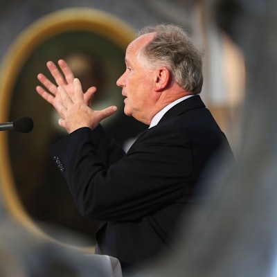 Heiner Flassbeck, Chef-Volkswirt Welthandels- und Entwicklungskonferenz (UNCTAD), spricht am 03.05.2013 auf dem Kirchentag in Hamburg bei einer Podiums-Diskussion zum Thema "Wer regiert das Geld? Gestalten statt Spekulieren - Soziale Marktwirtschaft im Griff der Finanzmärkte" in der Hauptkirche Sankt Michaelis (Michel). Foto: Christian Charisius/dpa ++ +++ dpa-Bildfunk +++