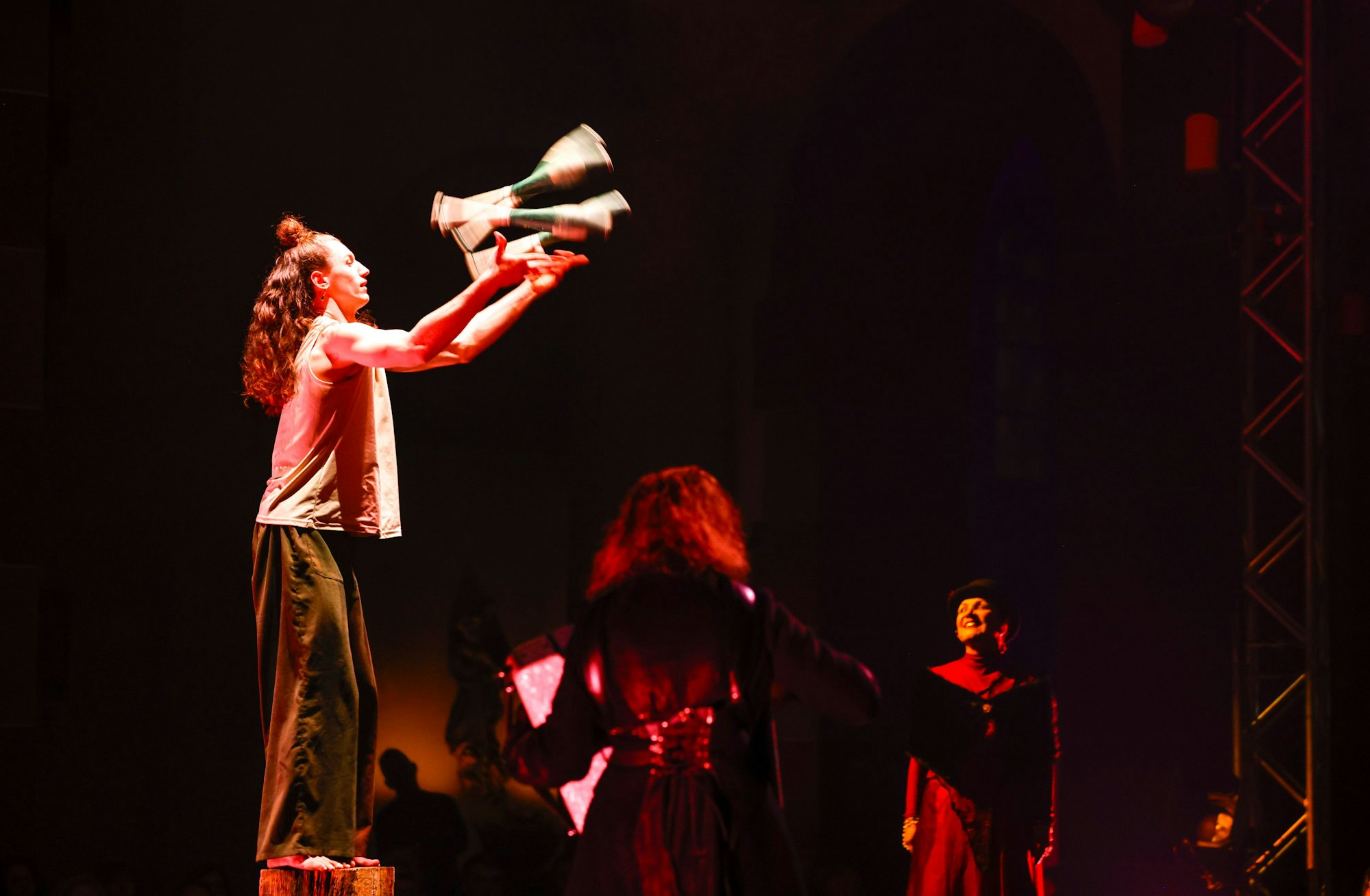 Briggs-Penton jonglierte mal mit klassischen Keulen, mal mit Knete.