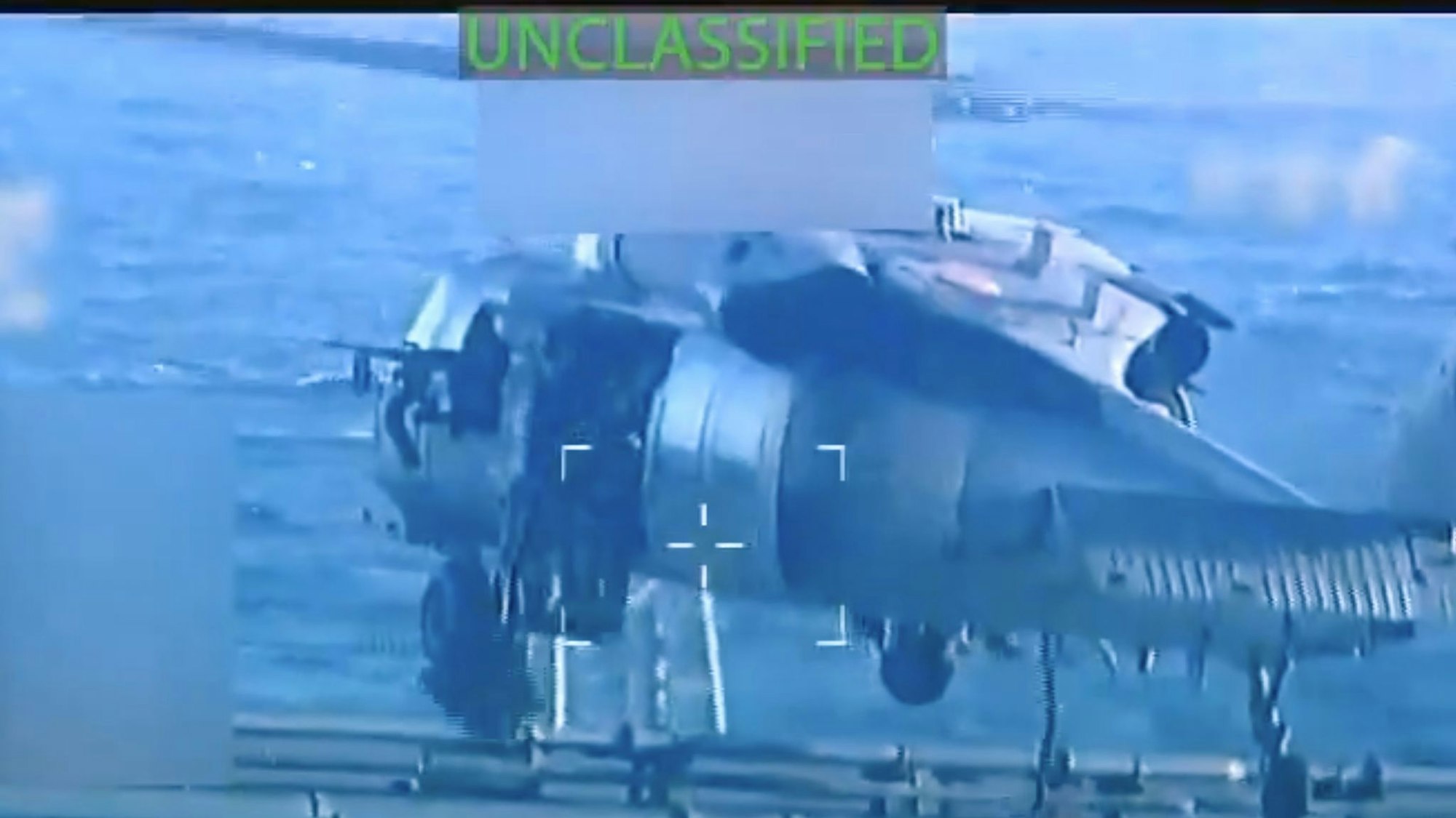 Ein Hubschrauber flog die Soldaten zu dem Schiff.