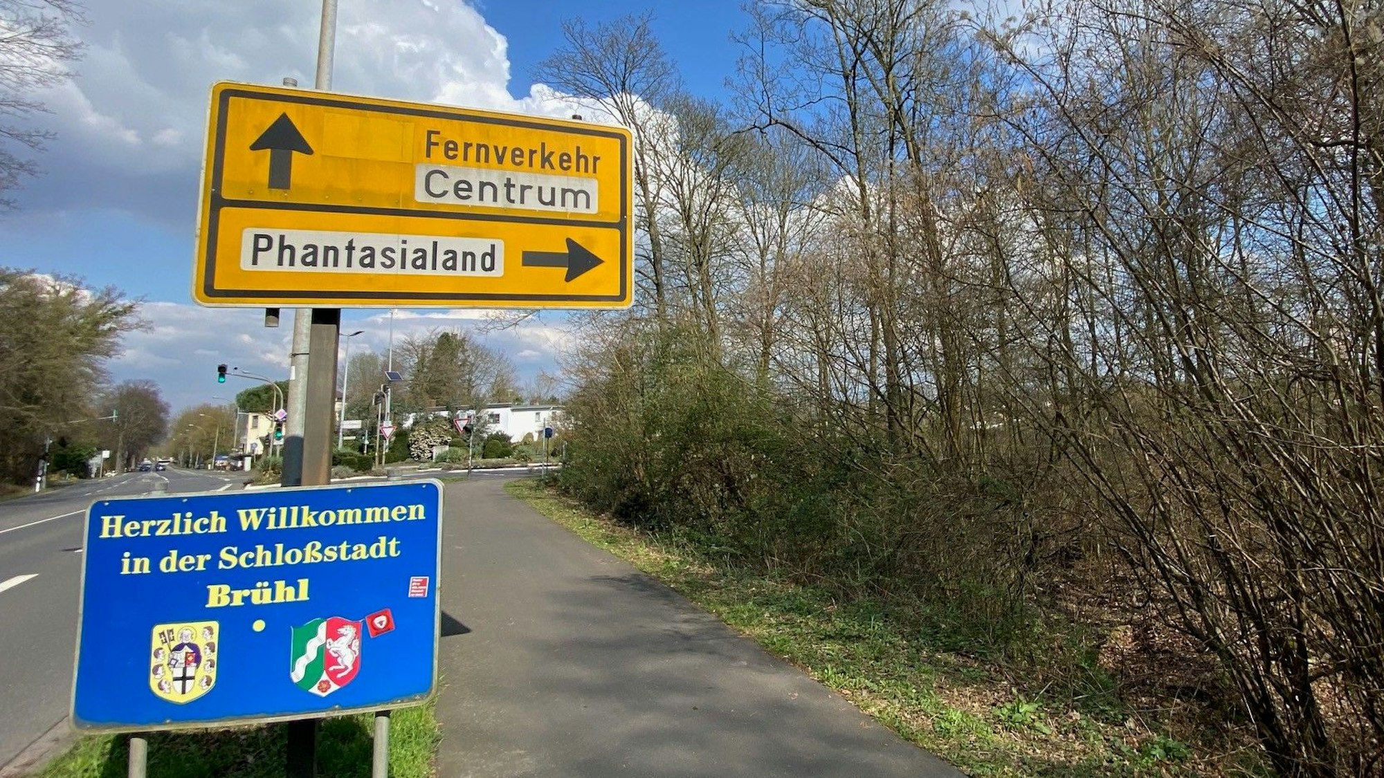 Zu sehen ist ein Verkehrsschild, das auf das Phantasialand hinweist.