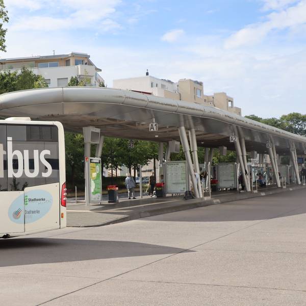 Ein Stadtbus verlässt den Busbahnhof.