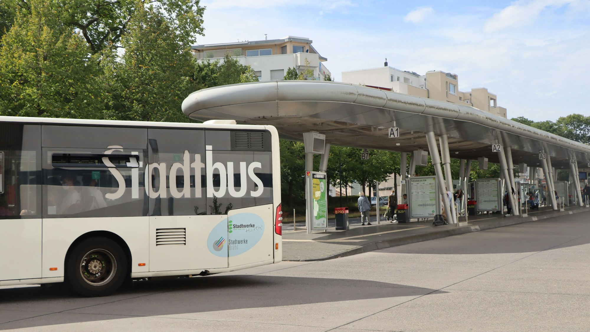 Ein Stadtbus verlässt den Busbahnhof.