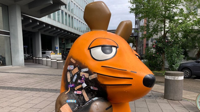 Nach dem Brandanschlag auf die Maus-Figur klebten Fans Pflaster auf die Stelle. Inzwischen ist sie repariert (Archivfoto)