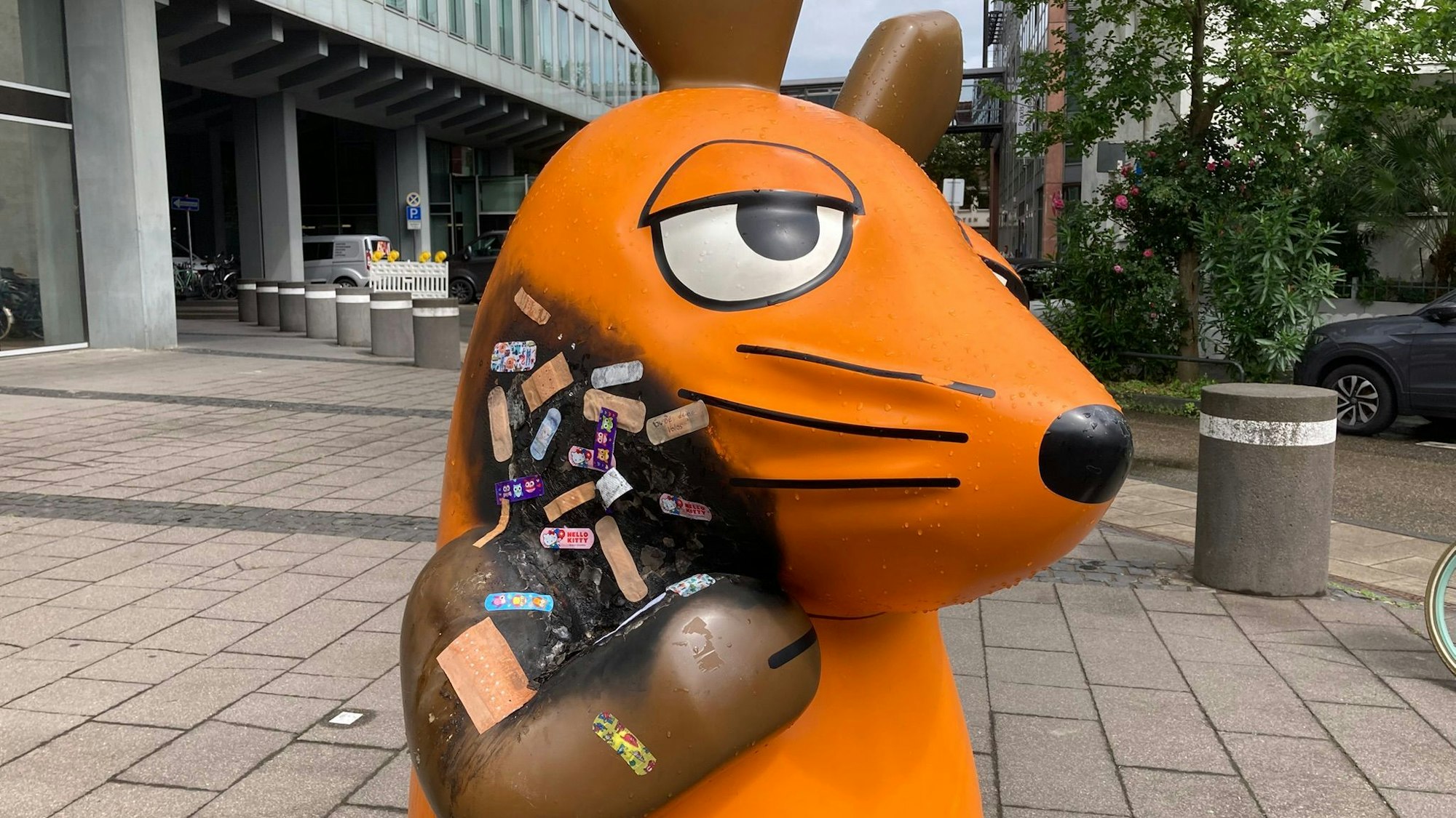 Nach dem Brandanschlag auf die Maus-Figur klebten Fans Pflaster auf die Stelle. Inzwischen ist sie repariert (Archivfoto)
