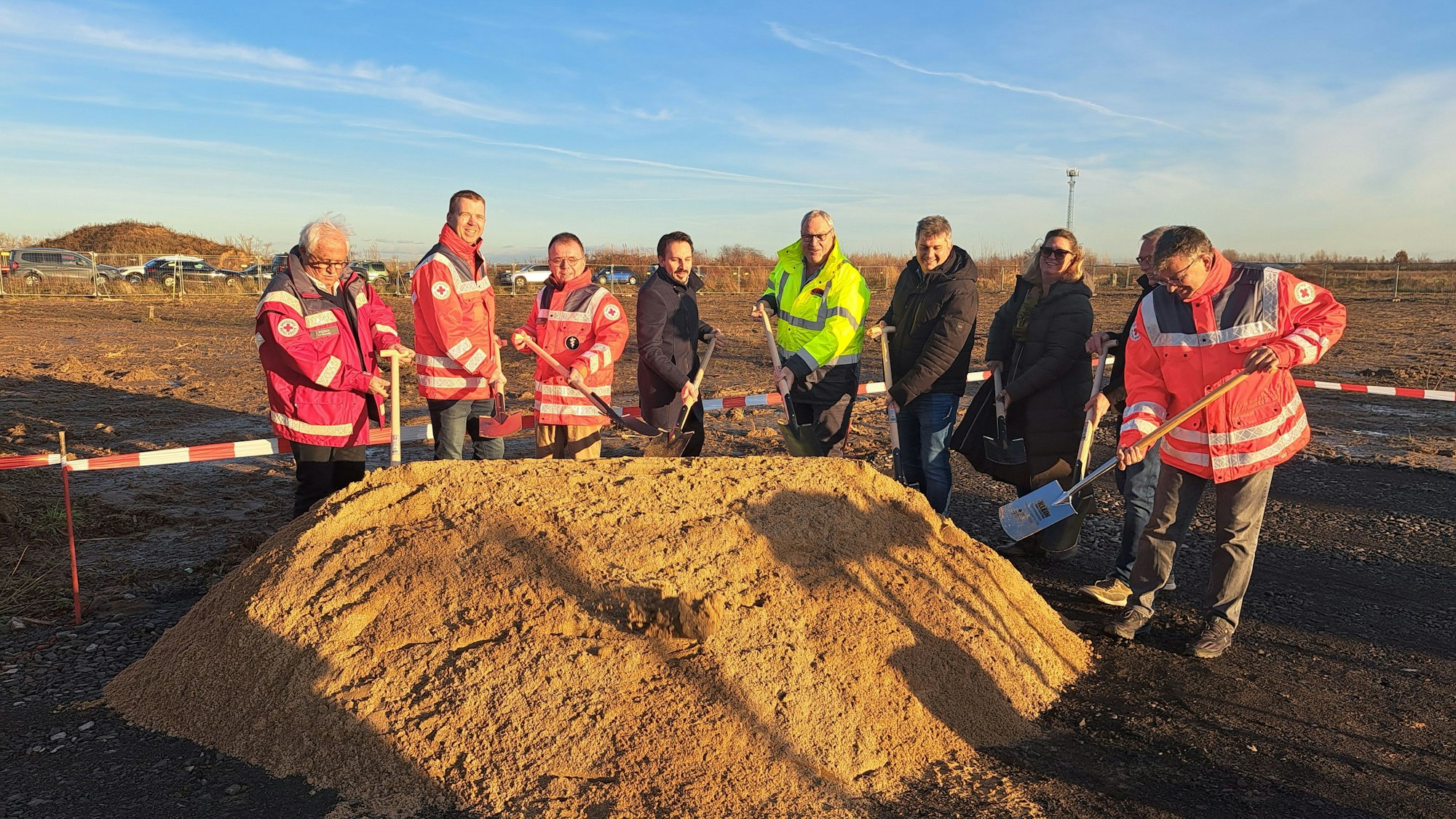 Vertreter von DRK, Stadt Niederkassel und der beteiligten Firmen feierten am Rand der im Bau befindlichen Niederkasseler Ortsumgehung den symbolischen ersten Spatenstich für die neue DRK-Rettungswache.