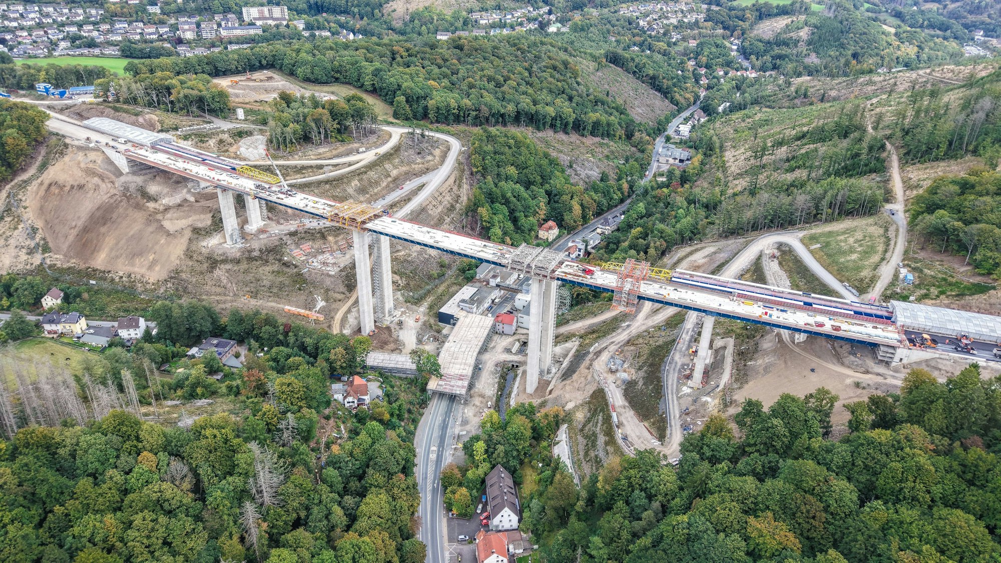 Blick auf die Talbrücke Rahmede der Autobahn 45 bei Lüdenscheid (Luftaufnahme mit einer Drohne, aufgenommen im September).