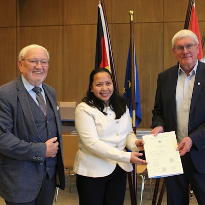 Amy Rose Pabilona, aufgewachsen auf den Philippinen, wurde am 11.12.25 eingebürgert, mit Landrat Sebastian Schuster und dem Neubürgerbeauftragten Ludwig Neuber.