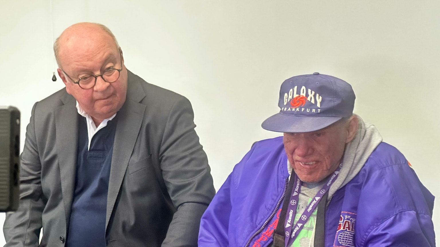 „Hardy“ (r.) und Rechtsanwalt Manfred Schmitz am Donnerstag vor der Presse in Köln.