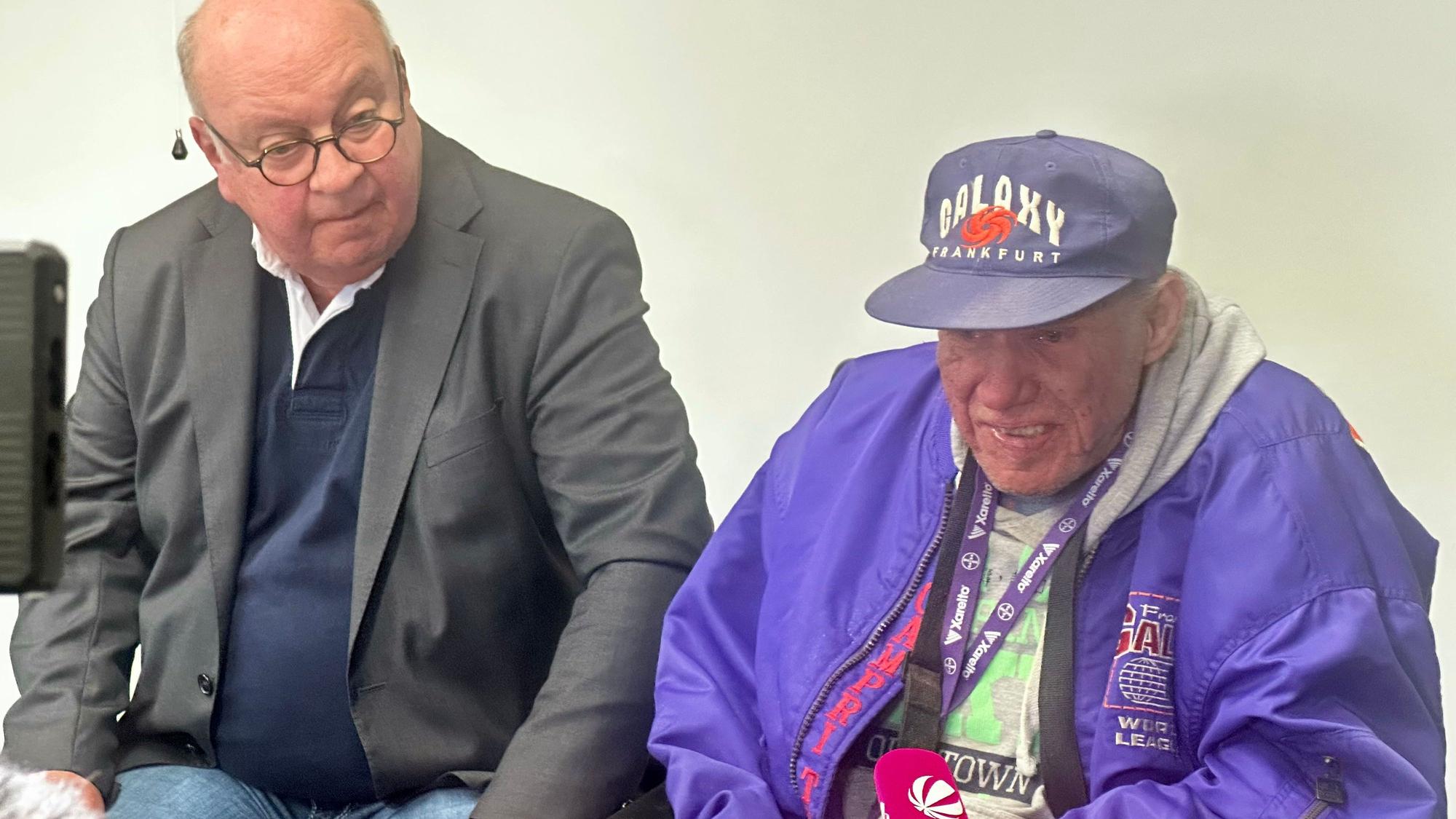 „Hardy“ (r.) und Rechtsanwalt Manfred Schmitz am Donnerstag vor der Presse in Köln.