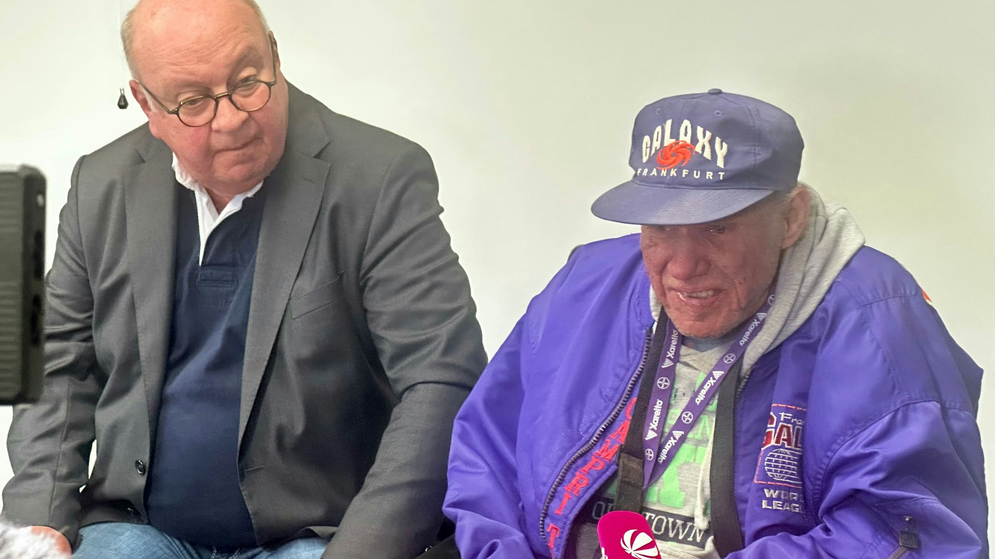 „Hardy“ (r.) und Rechtsanwalt Manfred Schmitz am Donnerstag vor der Presse in Köln.