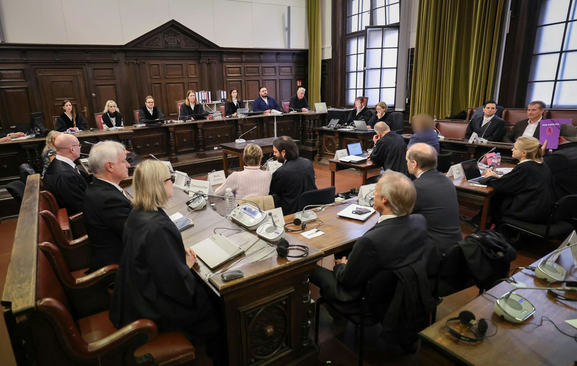 Die Beteiligten am Prozess gegen Christina Block und sechs Mitangeklagte hören den zweiten Tag in Folge die Aussage des mutmaßlichen Chefs der Entführer.