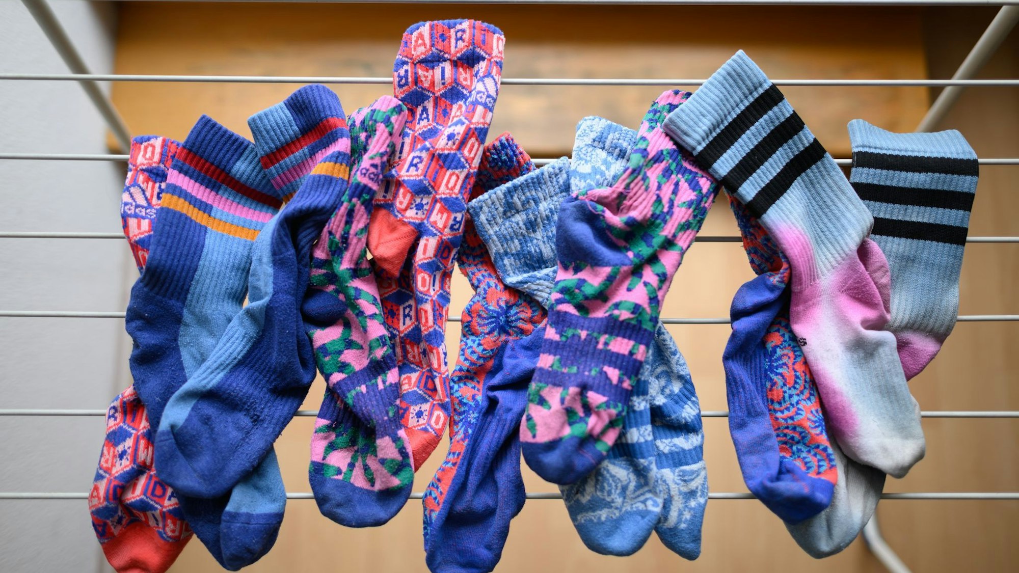 Gar nicht mal so frisch: Muffige Wäsche entsteht oft durch Restfeuchtigkeit. Textilien sollten immer vollständig getrocknet werden, bevor sie in den Schrank kommen.