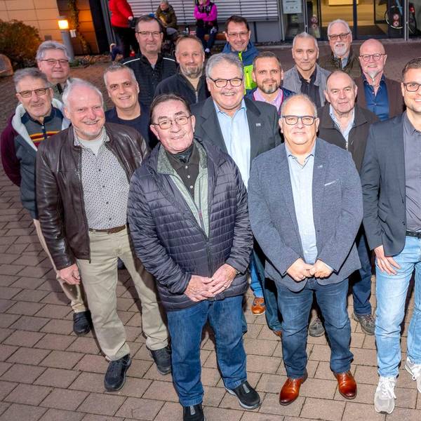 Bürgermeister Michael Fingel und 25 weitere Personen beim Gruppenbild vor dem Mechernicher Rathaus.