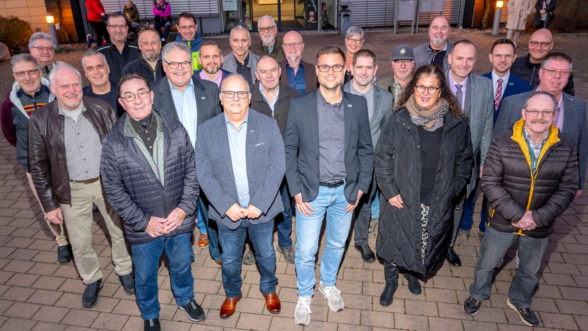 Bürgermeister Michael Fingel und 25 weitere Personen beim Gruppenbild vor dem Mechernicher Rathaus.