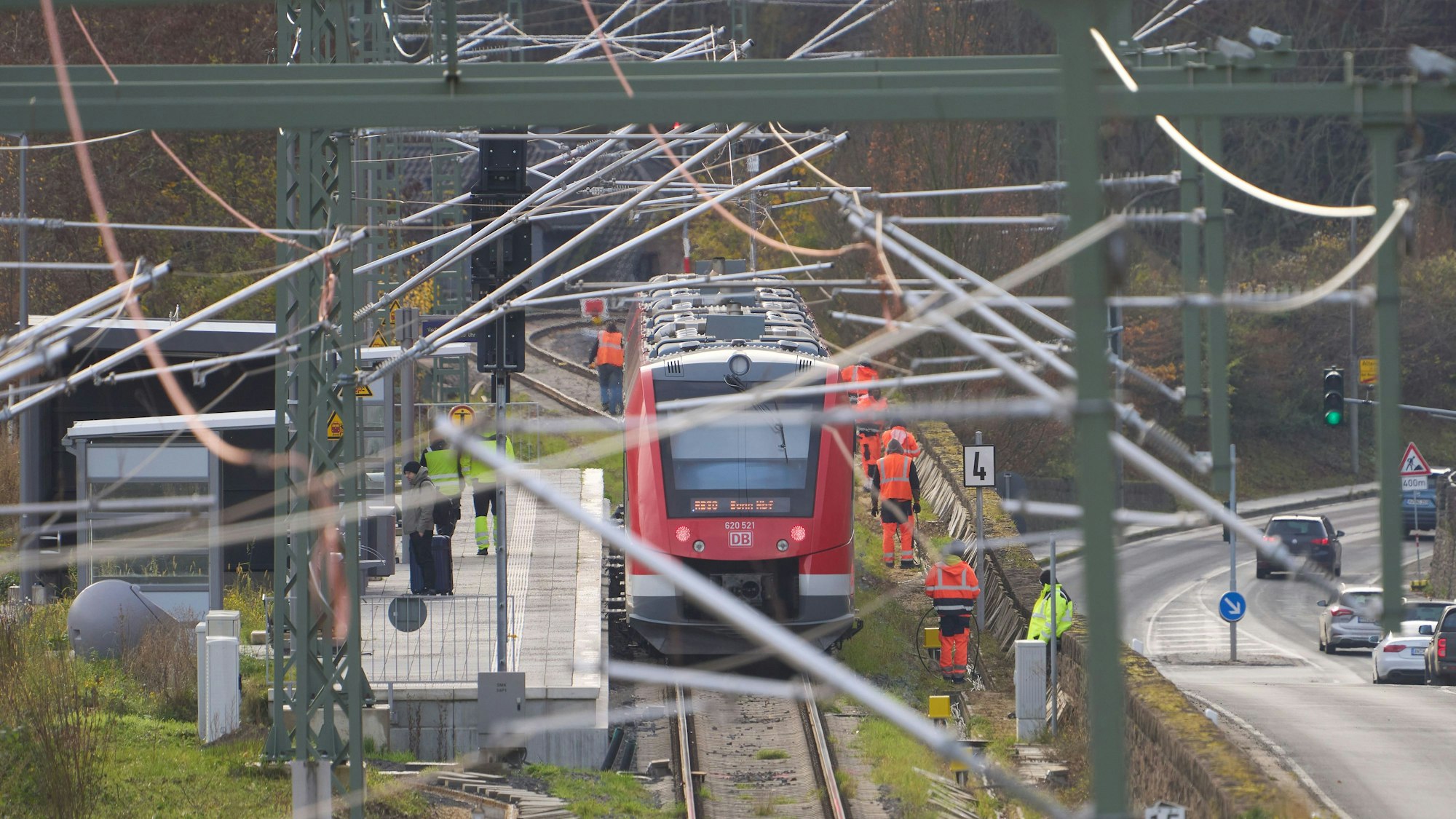 Letzte Oberleitungsarbeiten: Am Sonntag kehrt die Ahrtalbahn wieder zum Fahrplan zwischen Bonn und Ahrbrück zurück.