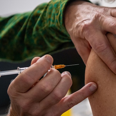 Eine Grippeschutzimpfung kann auch jetzt noch sinnvoll vor schweren Influenza-Verläufen schützen.