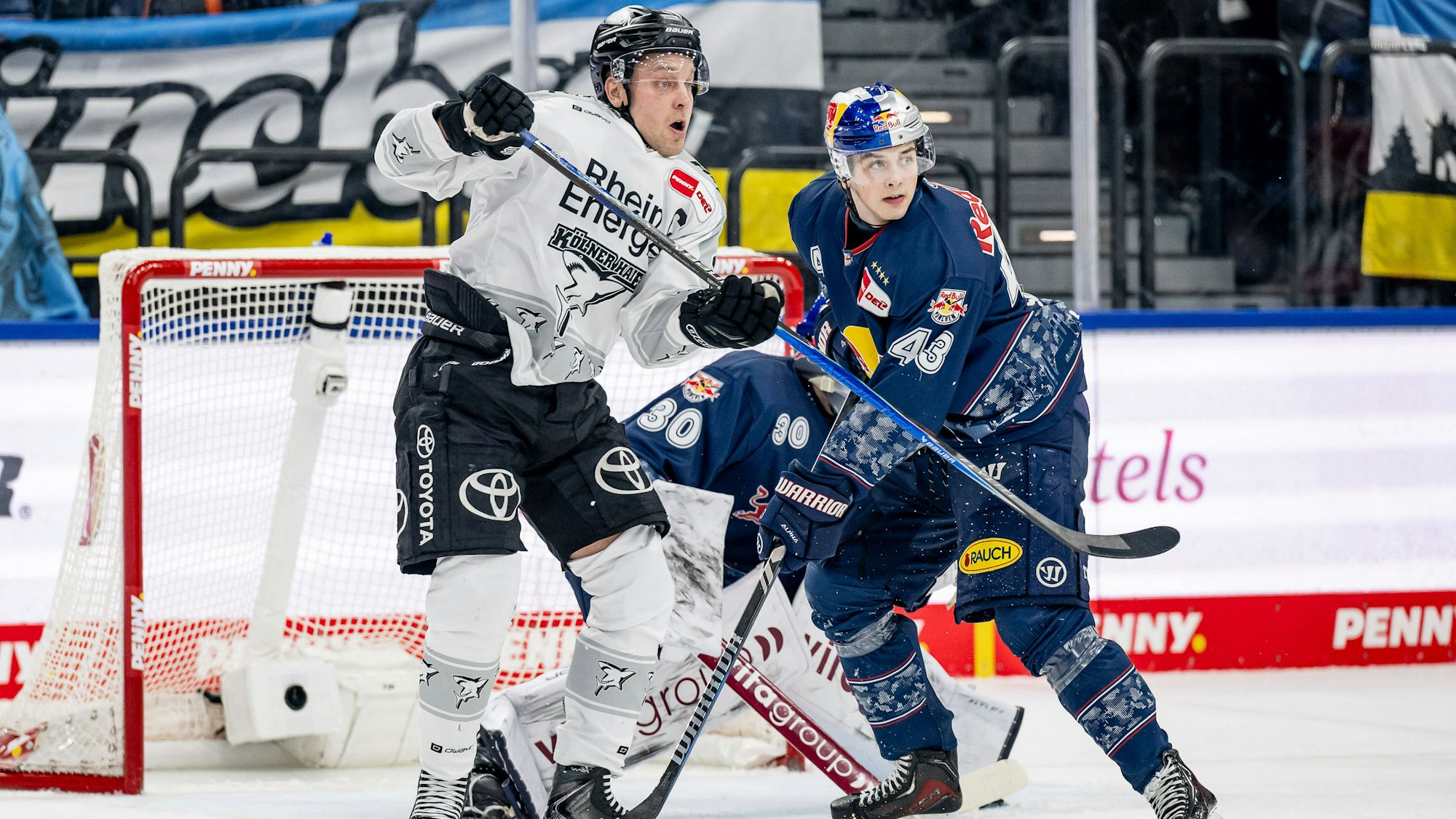 Schenkten sich nichts: Der Kölner Juhani Tyrvaeinen (l.) und Münchens Phillip Sinn.